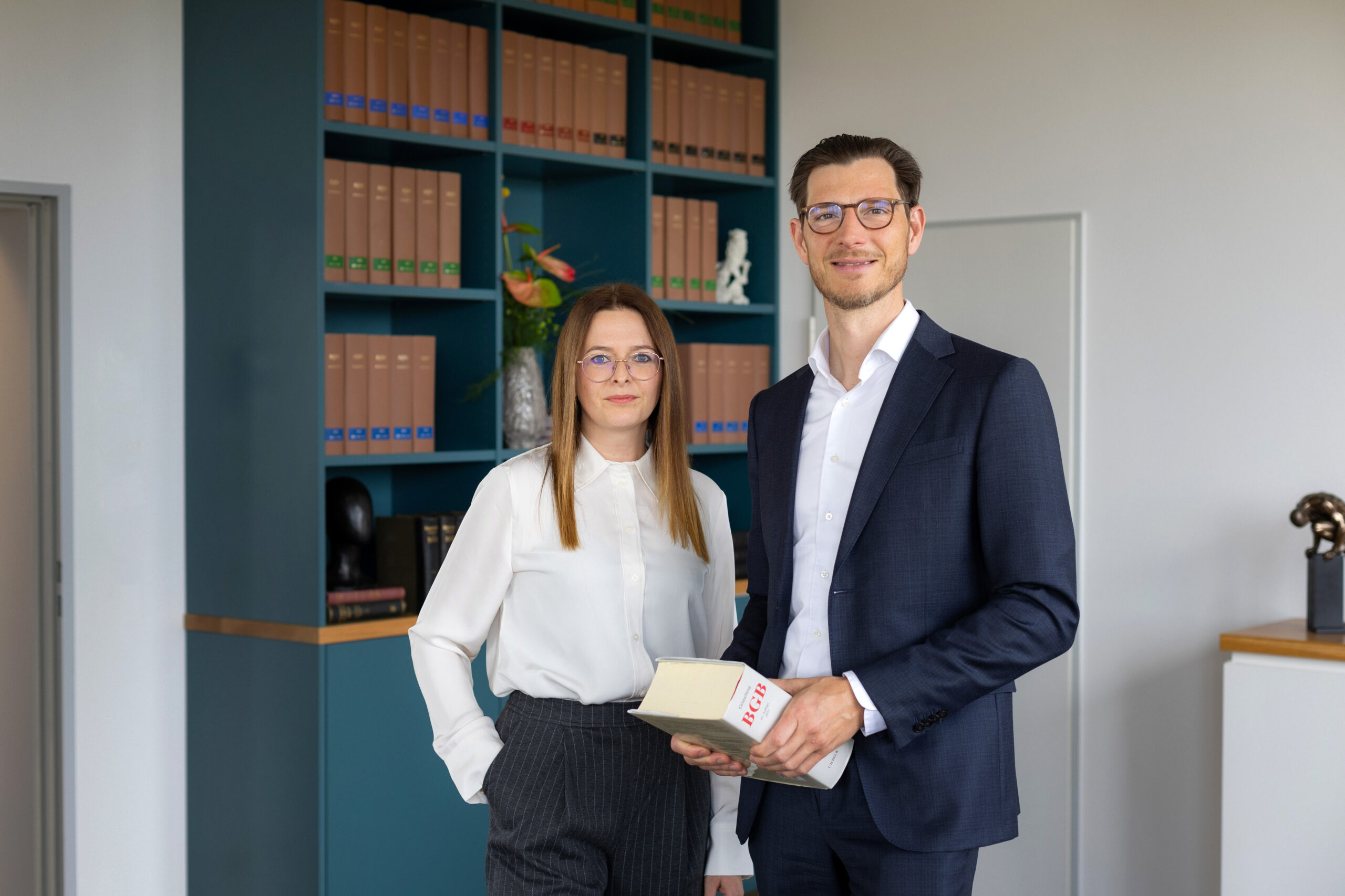 Mitarbeiterinnen und Mitarbeiter der Notarstelle in der Fachbibliothek